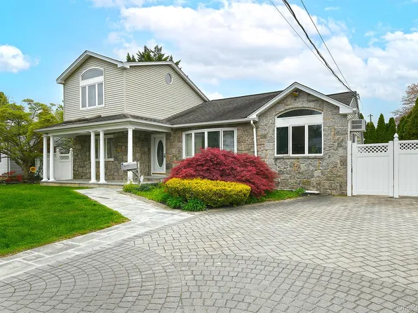 4 Ida Lane, North Babylon, NY 11703