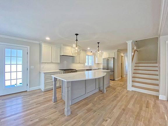 3rd image of 34 Stone Gate Dr