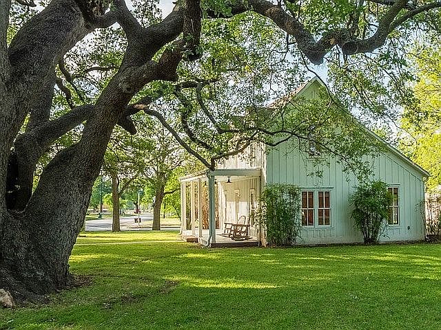 1st image of 801 Lipan Dr