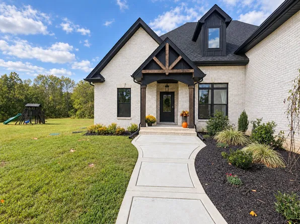 422 Young Ln, Pleasant View, TN 37146