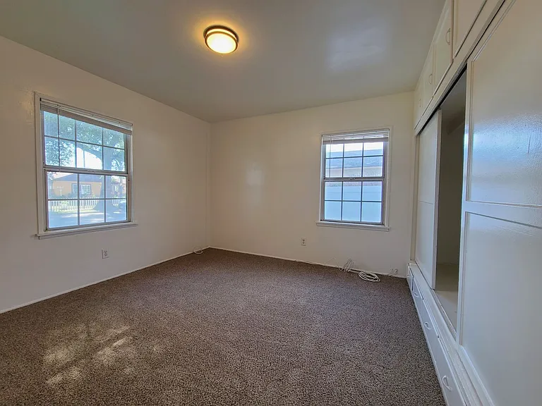 686 Courtland Dr — Photo 11