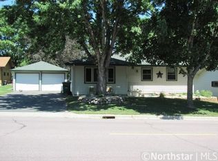 1103 W Traverse Rd, Saint Peter, MN 56082