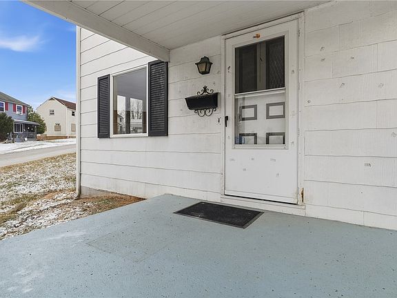 3rd image of 544 Thompson Ave