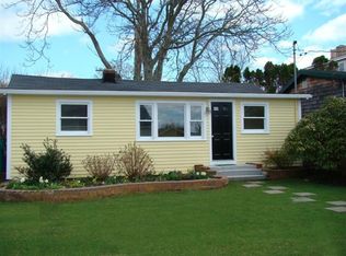 26 Crest St, Middletown, RI 02842