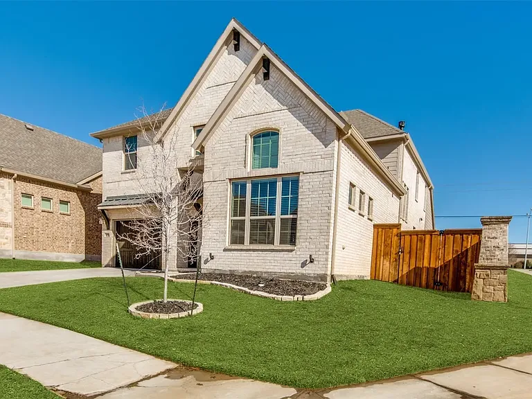 4216 Yucca Dr — Photo 3
