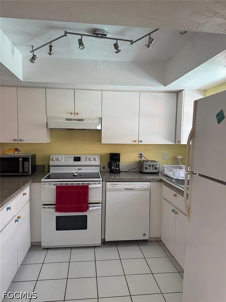 3 bed, 2.0 bath, 1383 sqft, $2,600 — Photo 4