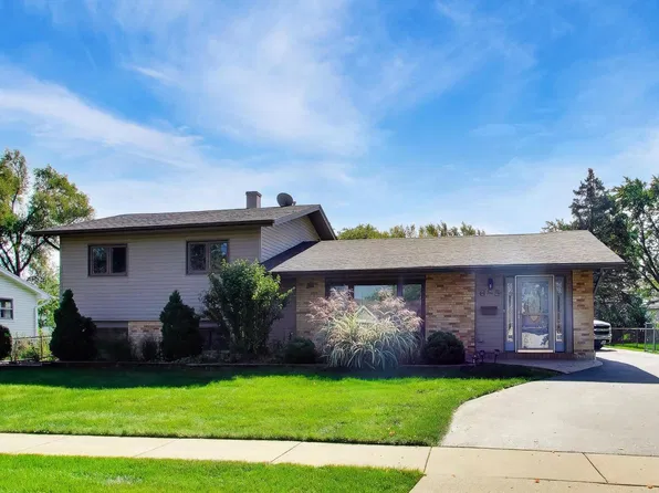 655 Flagstaff Ln, Hoffman Estates, IL 60169