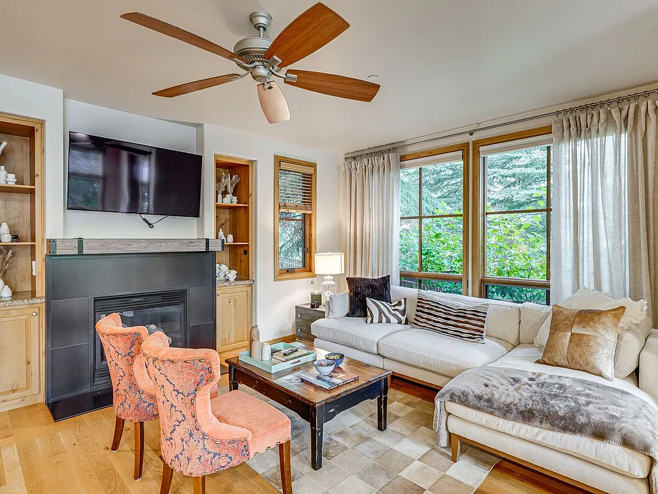 371 W River St #1-ID1639645P