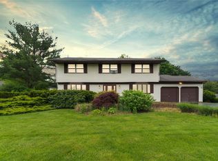 34 Ross Ln, Mount Sinai, NY 11766