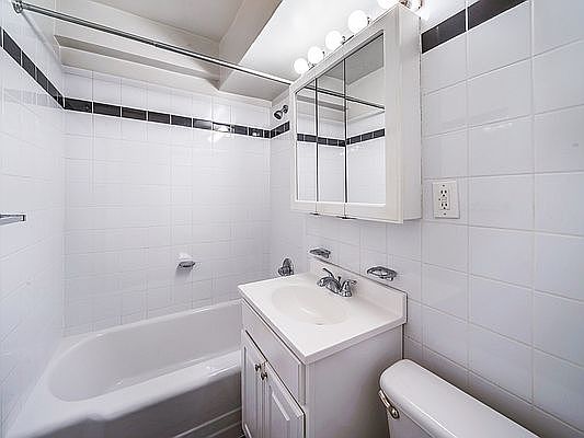 5th image of 300 E 46th St APT 9F