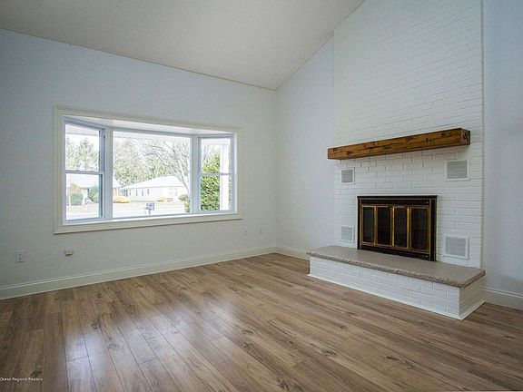 3rd image of 105 Lions Head Blvd S