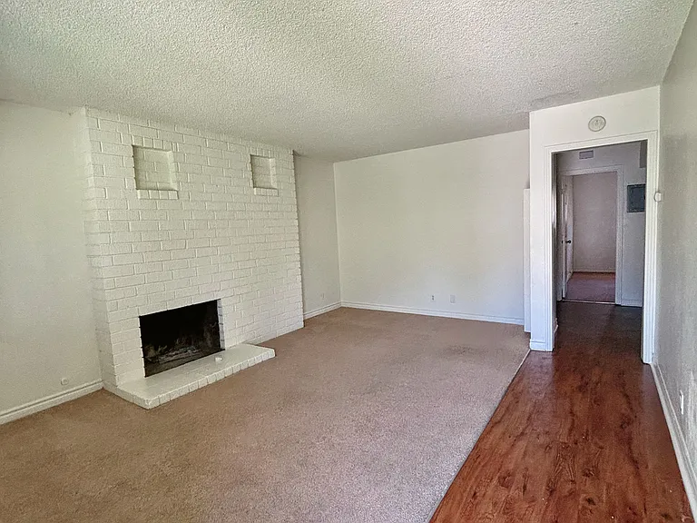 1130 W 9th St #B — Photo 2