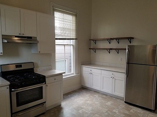 4th image of 952 Oak St