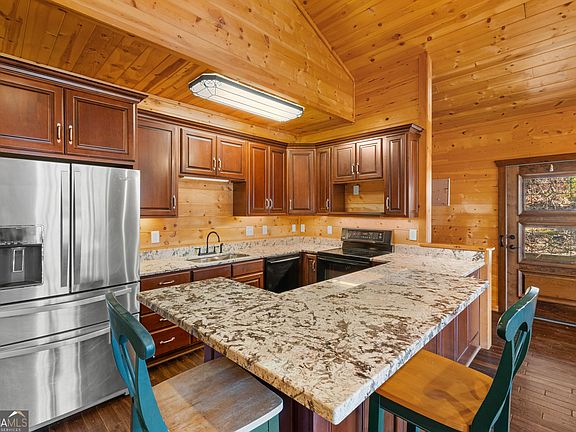 5th image of 1242 Moccasin Creek Rd