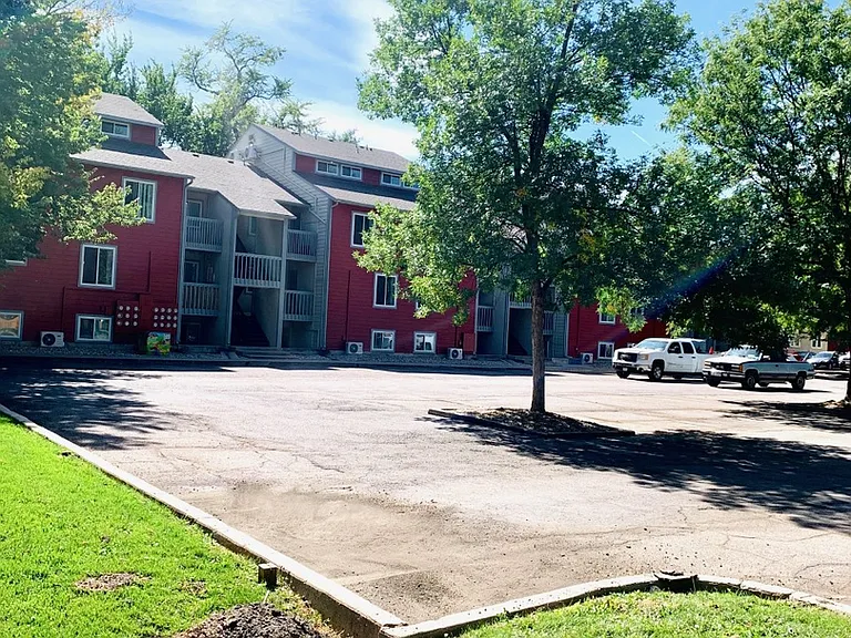 Campus Park Apartments - SAMI Apartments — Photo 15