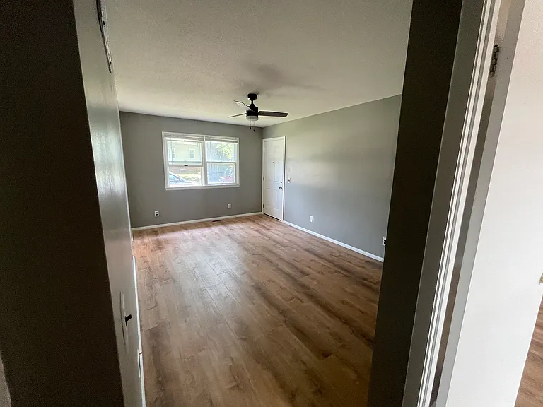 304 N Independence St #B — Photo 8