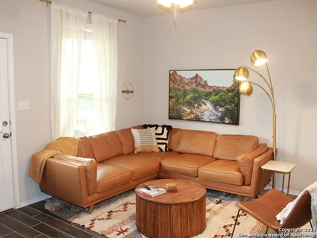 3 bed, 2.0 bath, 1327 sqft, $1,795 — Photo 3