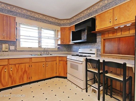 3rd image of 306 Heather Ave