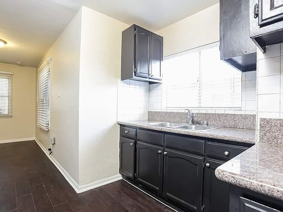 5th image of 710 N Wilmington Blvd