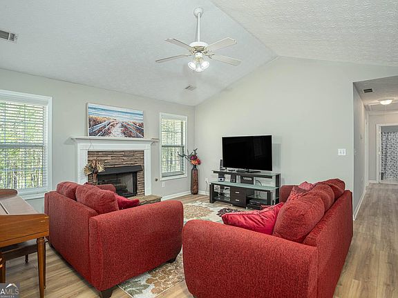 3rd image of 170 Belmont Cir