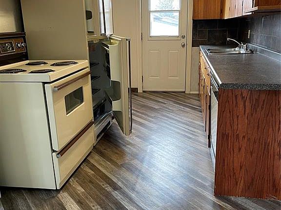 5th image of 406 Southesk STREET