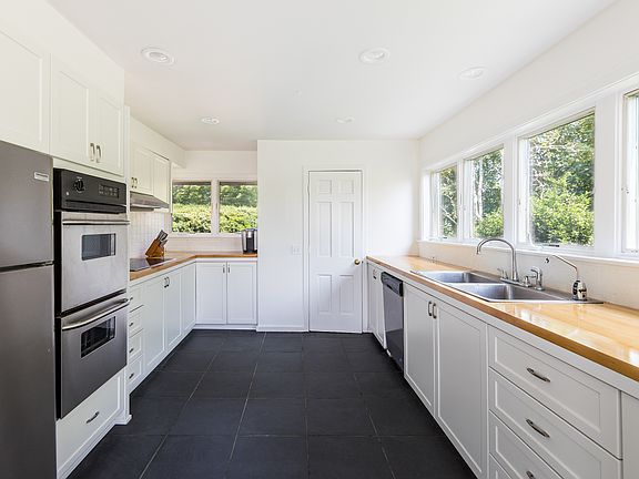 5th image of 31 Wainscott Main St