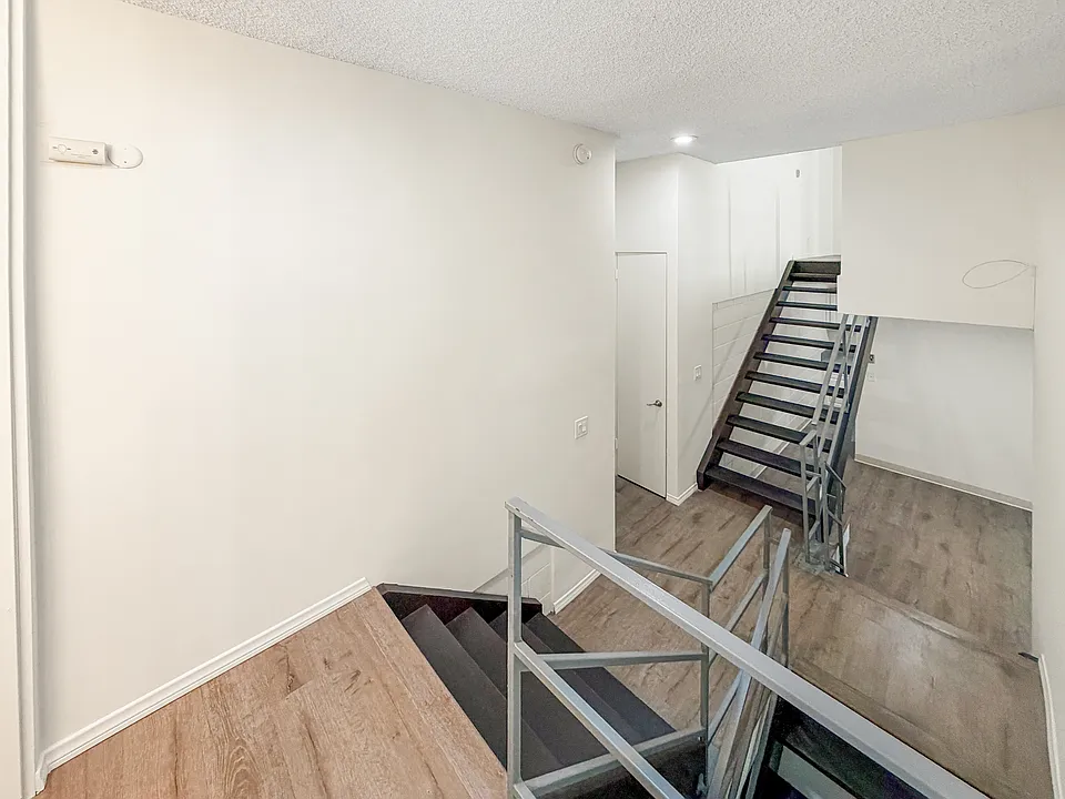 2210 N Beachwood Dr #3