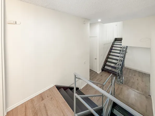 2210 N Beachwood Dr, Los Angeles, CA