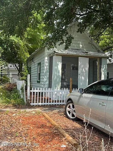 946 Spearing St Photo 1