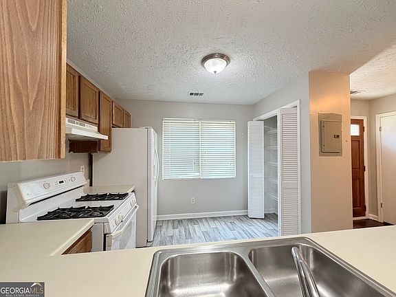 5th image of 3528 Main Station Dr SW