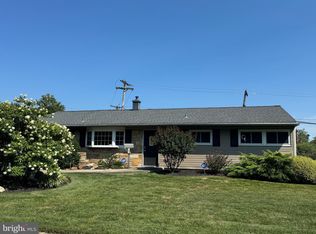 76 Indian Creek Dr, Levittown, PA 19057