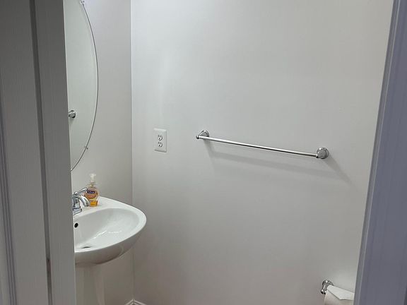 5th image of 43857 Centergate Dr
