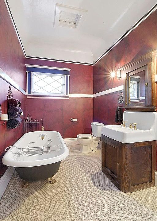 Claw foot tub