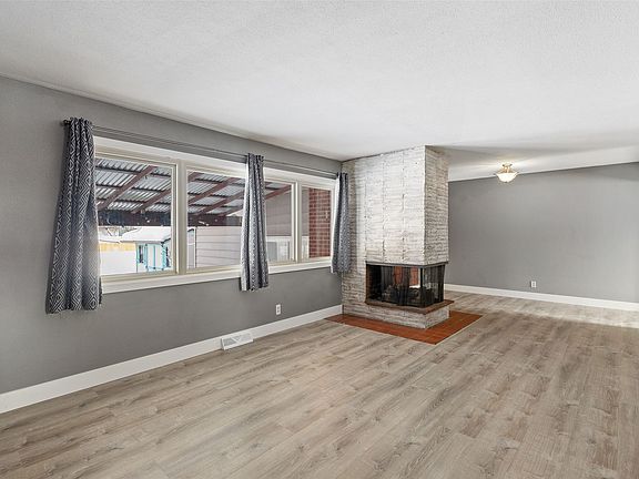 3rd image of 2525 Custer Ave
