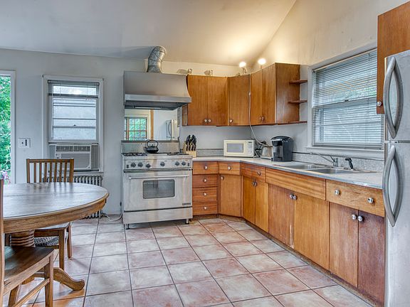 5th image of 30 Meadowlark Ln