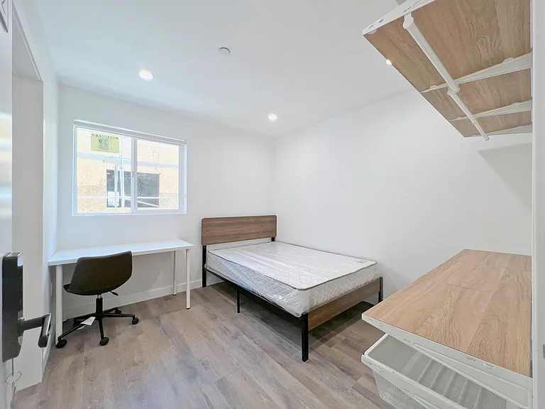 1368 W 35th St #8 — Photo 4