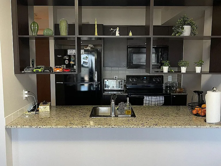 181 Village Green Sq #812 — Photo 5