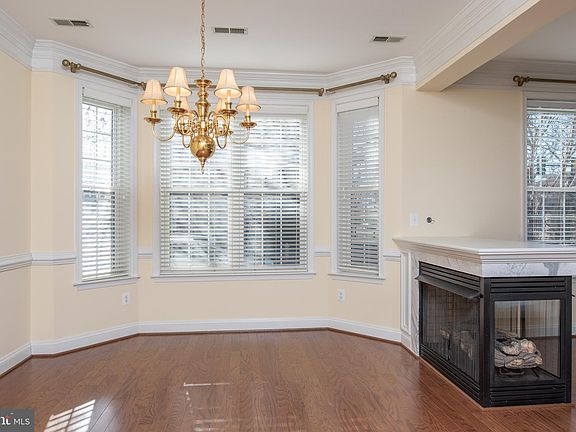 5th image of 828 Slaters Ln APT 107