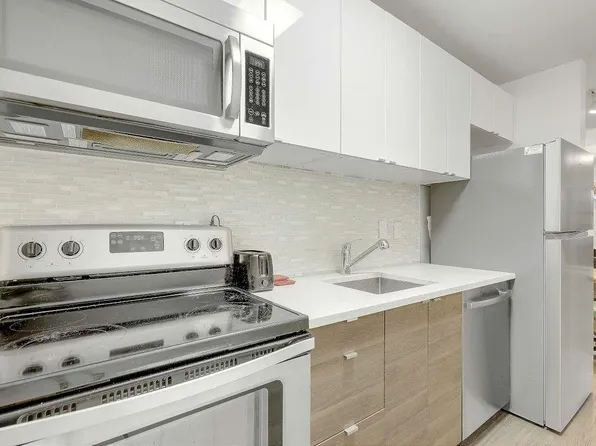 1106 Pacific St #208, Vancouver, BC V6E 1T4