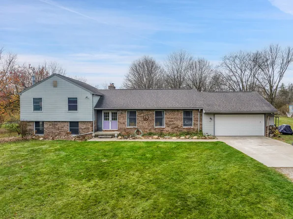 7931 Fox Ln, Whitmore Lake, MI 48189