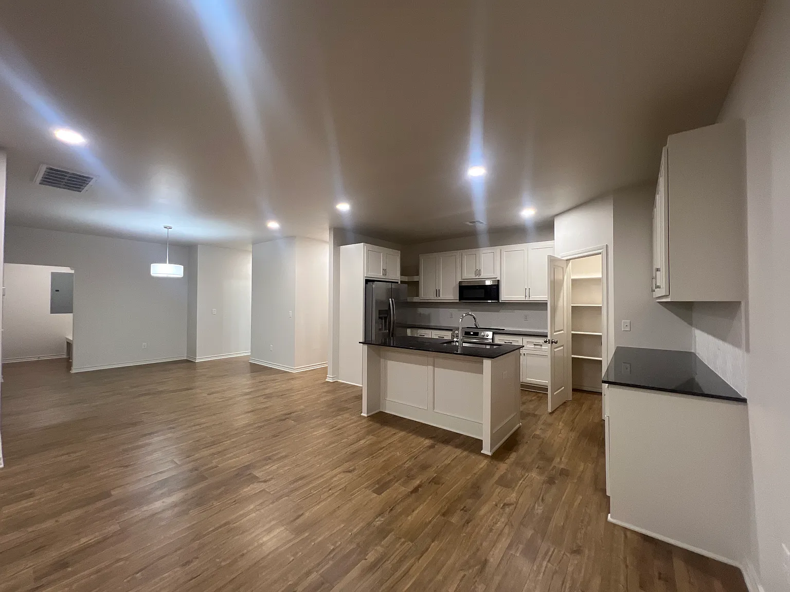 3 bed, 1705 sqft, $2,000 — Photo 2