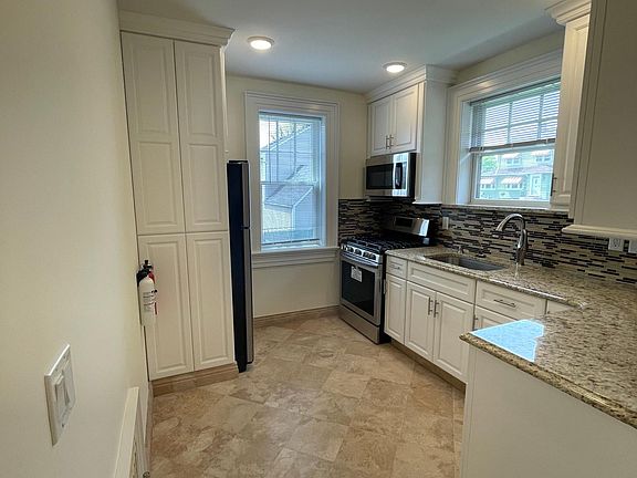 2nd image of 460 Shannon Pl Floor 2