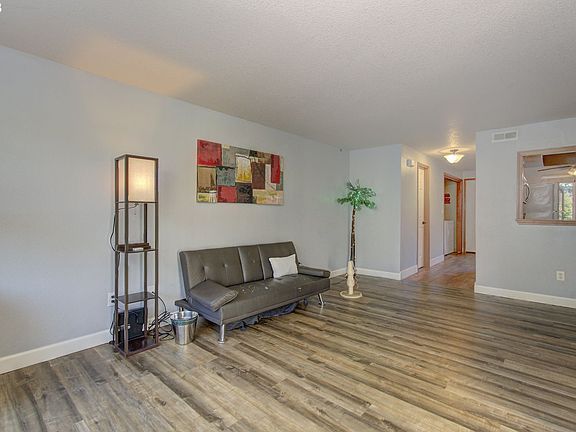 4th image of 695 32nd St Unit 2