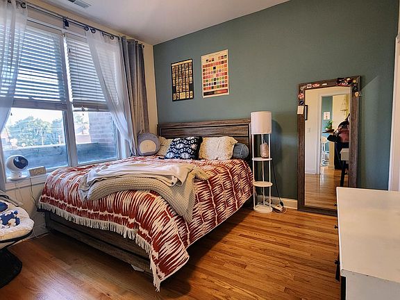 3rd image of 918 W Belmont Ave #304
