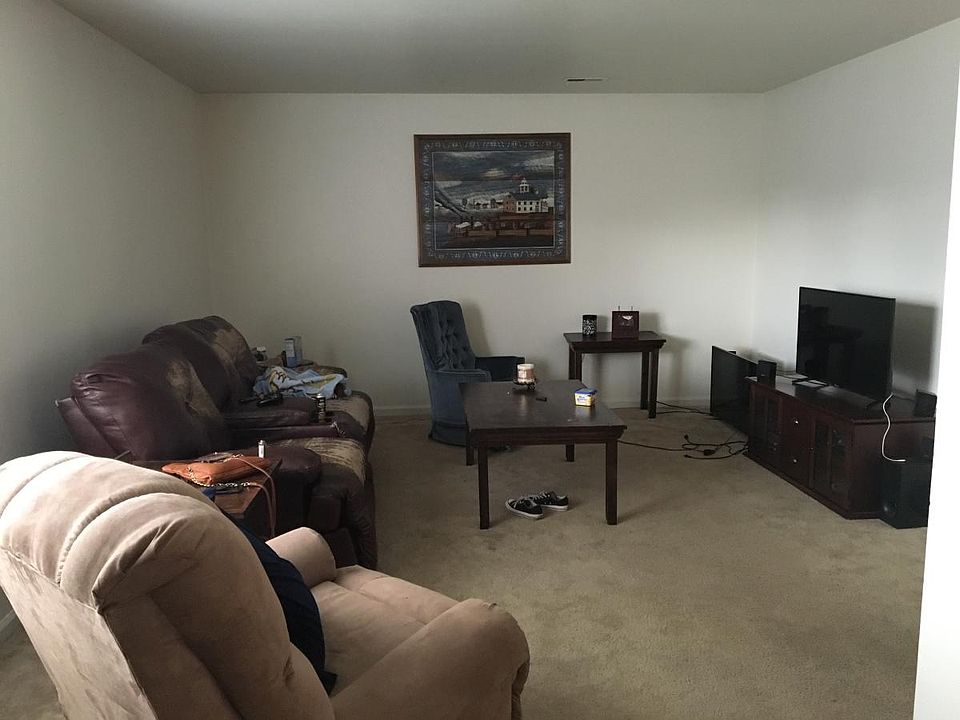 2nd image of 212 The Post Rd APT C