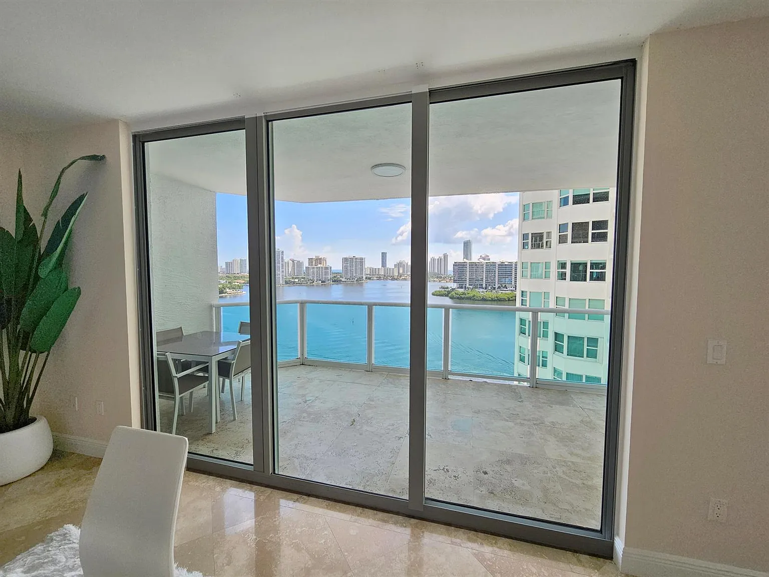 3 bed, 3.5 bath, 3073 sqft, $8,850 — Photo 2