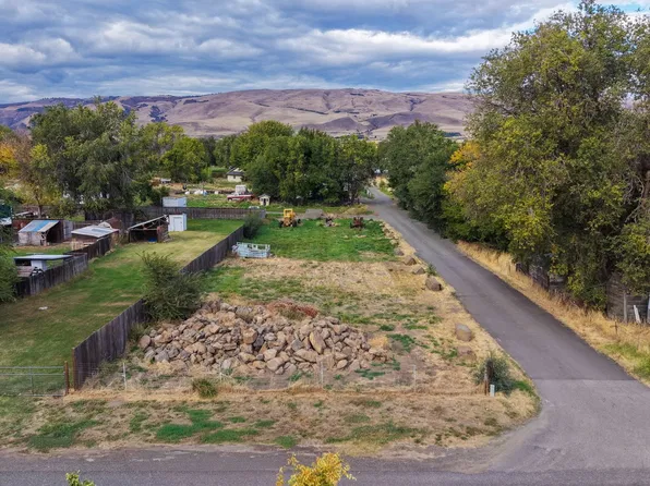 5 Dozer Dr, Dallesport, WA 98617