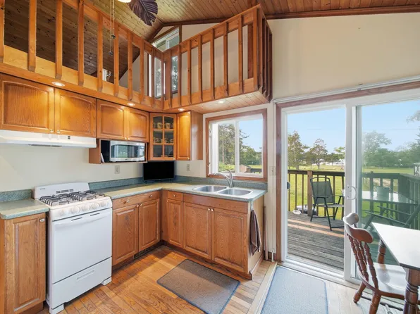 303 Cranberry Lake Rd, Jackson, MI 49201