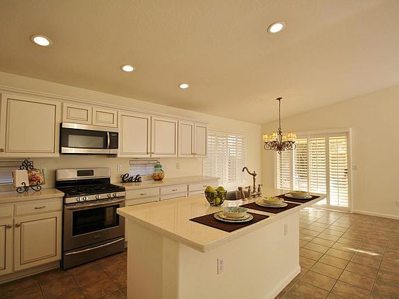 2-3563 E Utopia Kitchen