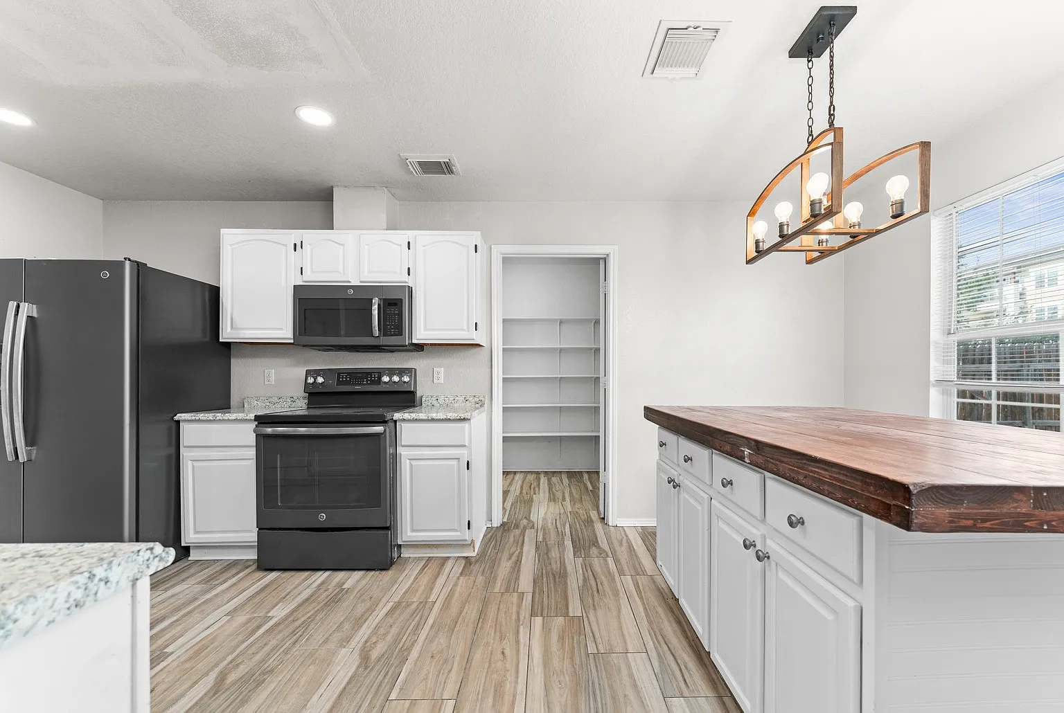 3 bed, 2.5 bath, 2144 sqft, $1,850 — Photo 4